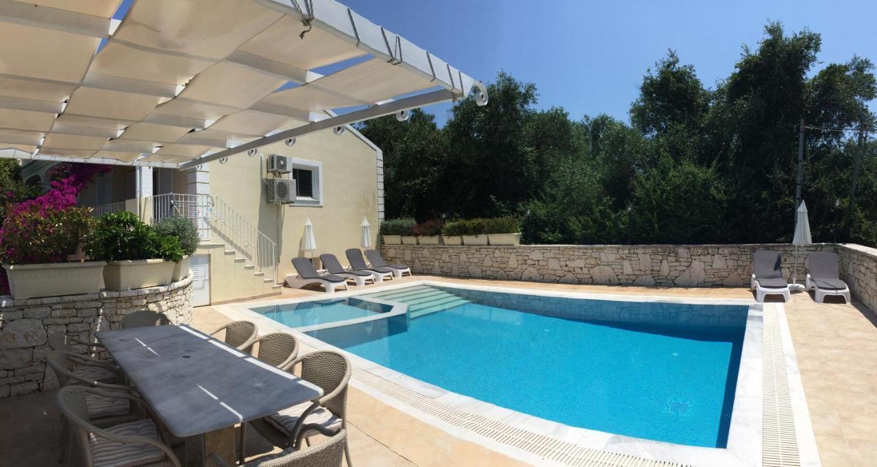 Villa Petrino - Central Flat Location Within Kassiopi. Sleeps 8 エクステリア 写真